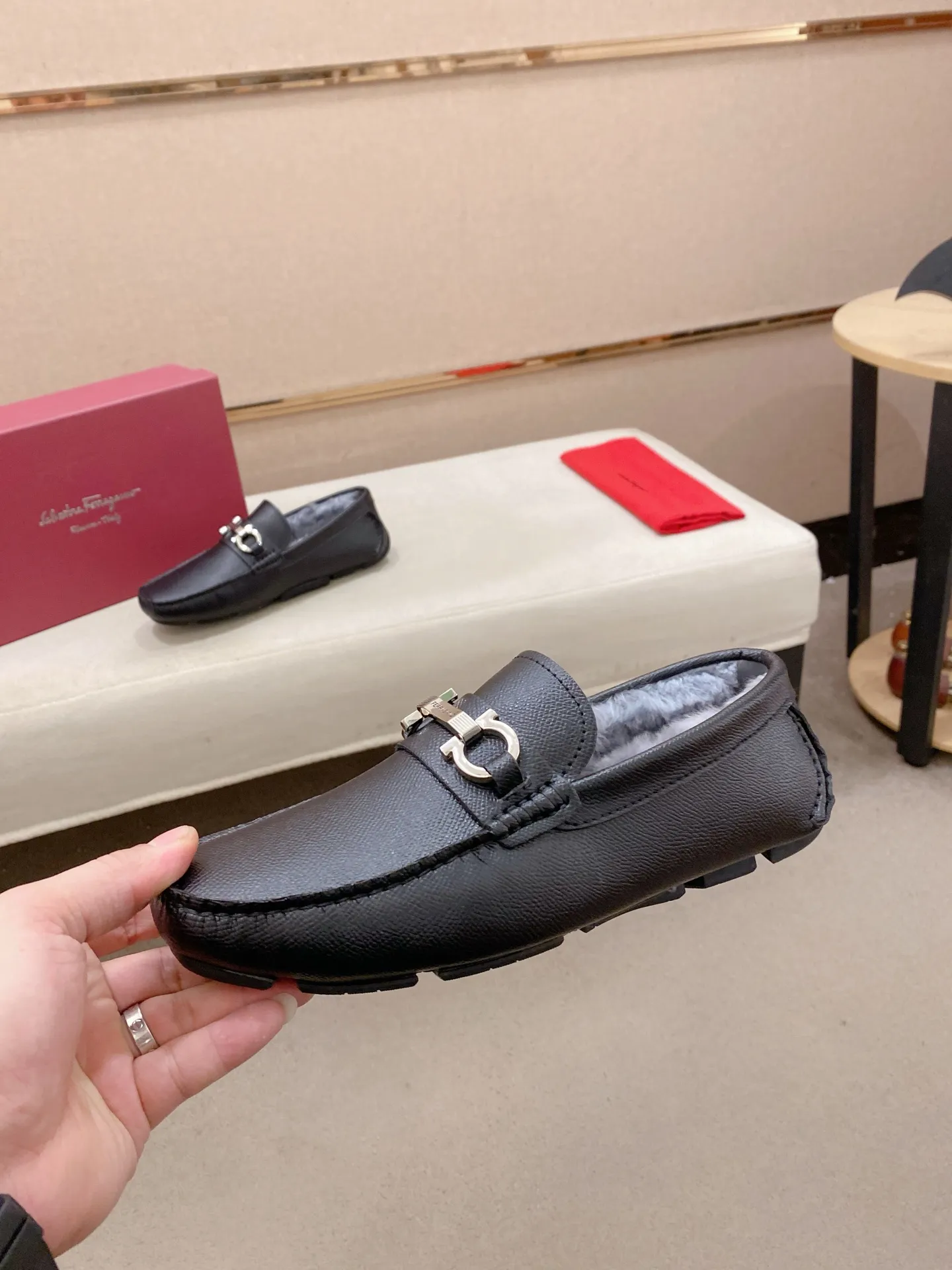 Factory price: 540💰High-end quality! Ferragamo🆕🆕Exclusive hot-selling products in stock🔥🔥New products on the shelves, high-quality Ferragamo men's pea shoes, high-end casual driving shoes, with complete packaging! 💪 💪 Material: imported first-layer cowhide 🐂 + imported high-quality wool lining + wear-resistant outsole 👍🏻👍🏻 Features: high-end and comfortable, purely handmade 🚀 🚀 Create the perfect shoes that suit you best 🔥 🔥 Size: (38-44) 45 standard size can be customized!